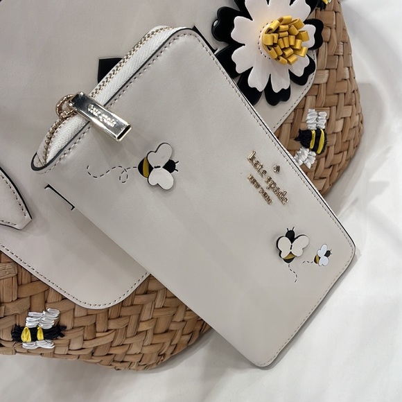 Kate Spade honey bee large continental wallet
PARCHMENT MULTI - Picture 4 of 16